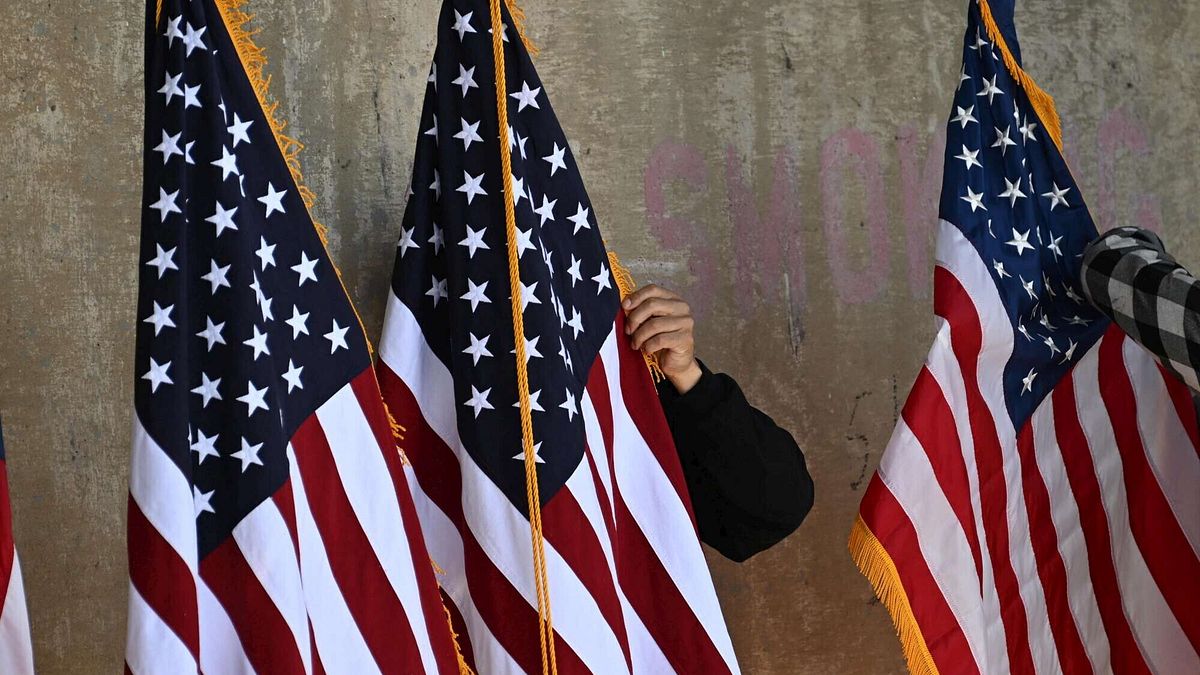 Dazi Usa Ue, siglata la dichiarazione congiunta: tariffe doganali al 15% su auto, farmaci e semiconduttori | Nuova stretta Trump: sotto esame i visti di 55 milioni di stranieri negli Stati Uniti