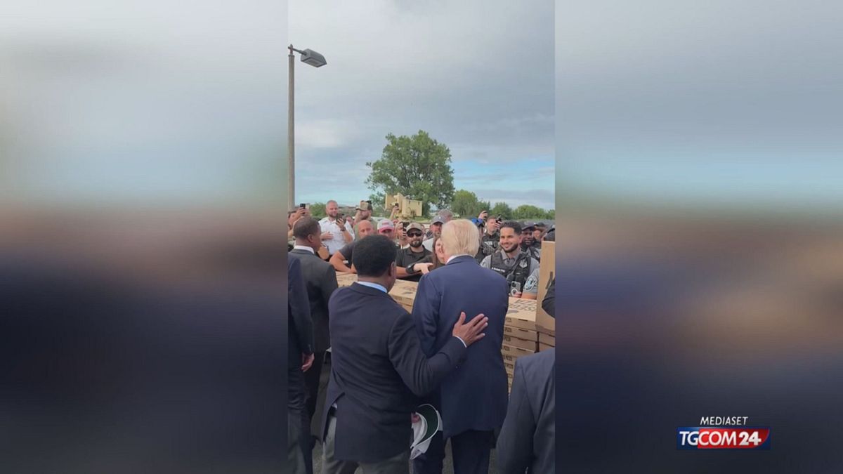 trump porta gli hamburger e la pizza alla polizia a washington