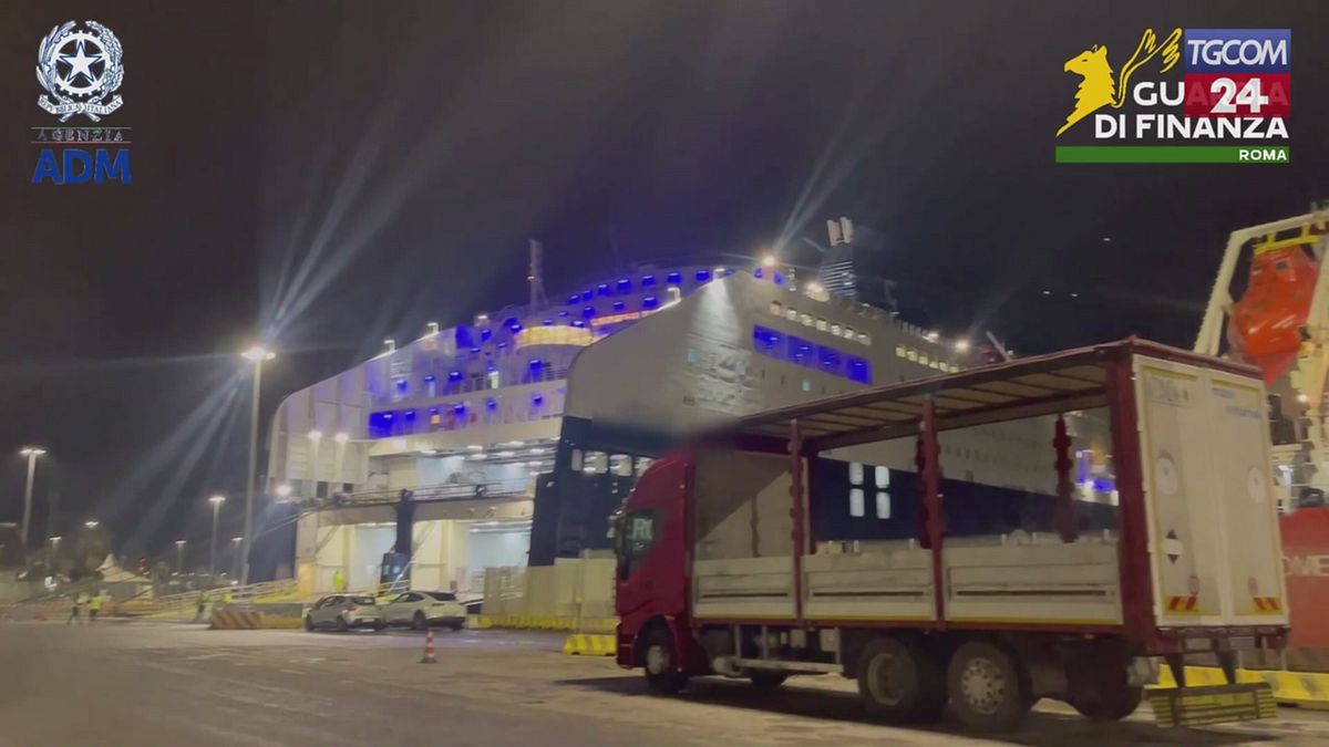 Civitavecchia, bir kamyonda seyahat etmekten elbiseler arasında gizlenmiş ilaç