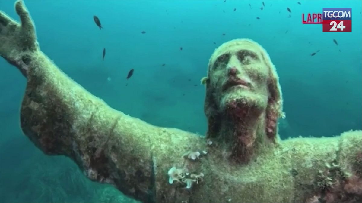 liguria sub ripuliscono la statua sommersa del cristo degli abissi