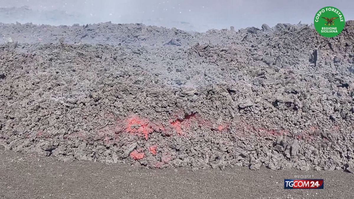 fiamme fumo cenere l etna si accende ancora