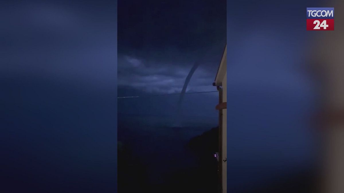 spettacolare tromba marina all elba nuova notte di paura in toscana