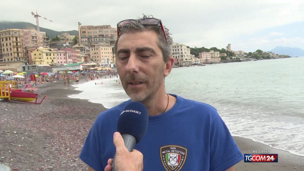 Sulle spiagge liguri impazzano i"cercatori di fedi smarrite