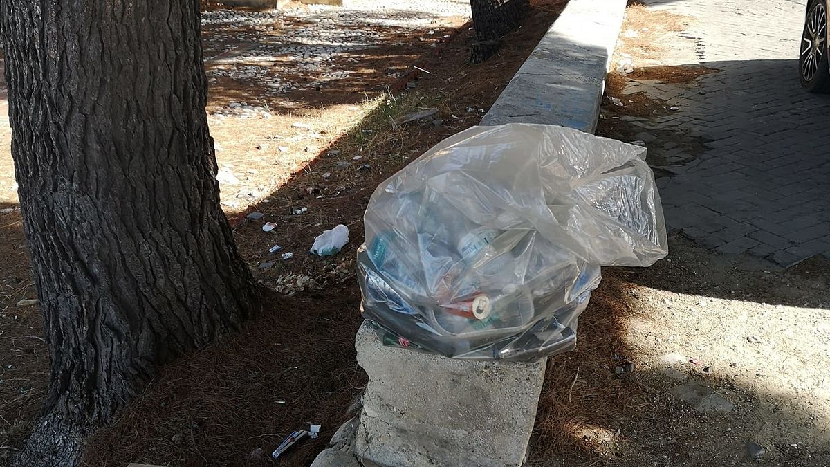 Treviso, abbandona rifiuti per strada: rintracciato e multato grazie ai documenti dimenticati nella spazzatura