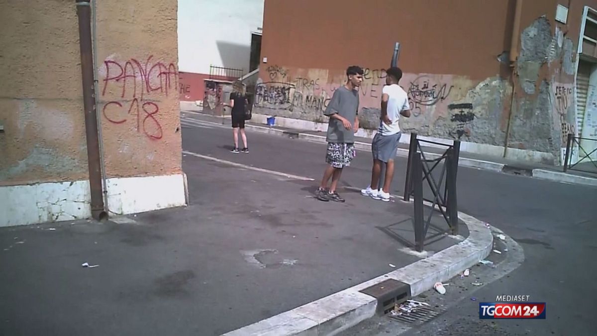 Roma, poliziotti assediati al Quarticciolo: tre feriti