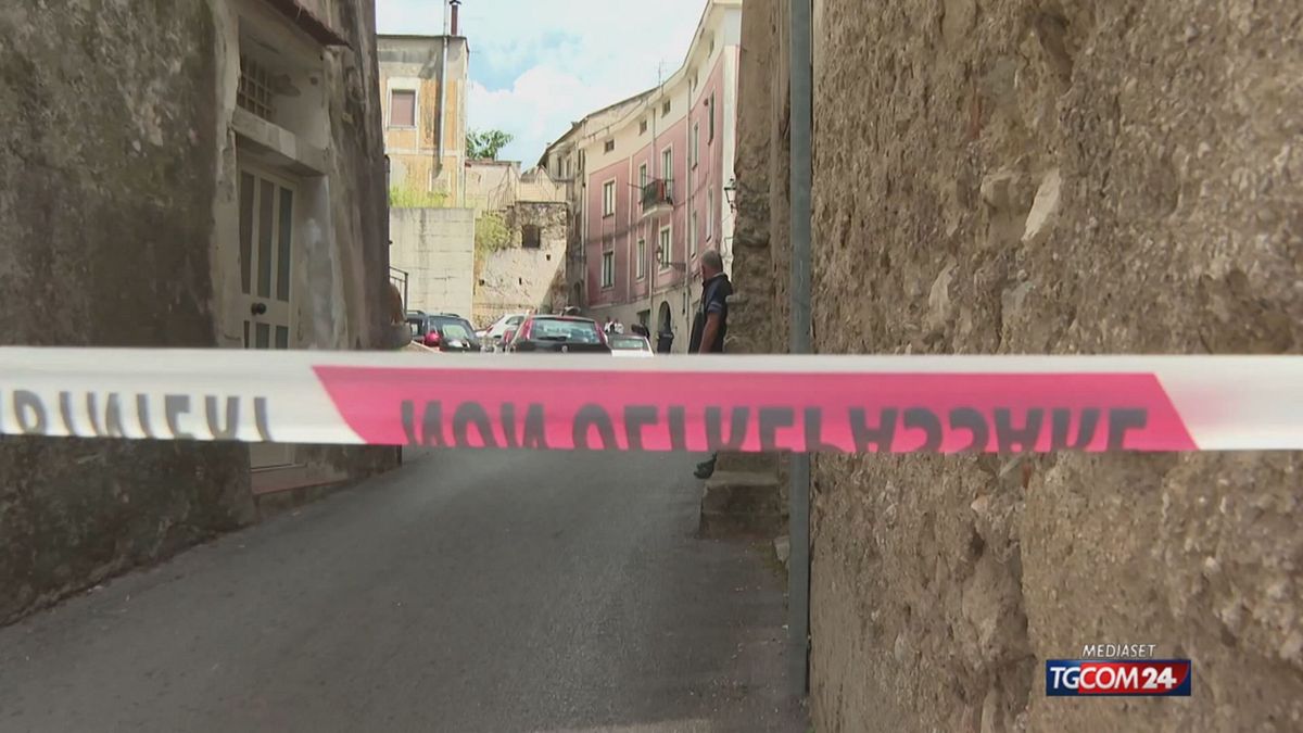 Salerno, 47enne trovata morta in casa: si cerca l