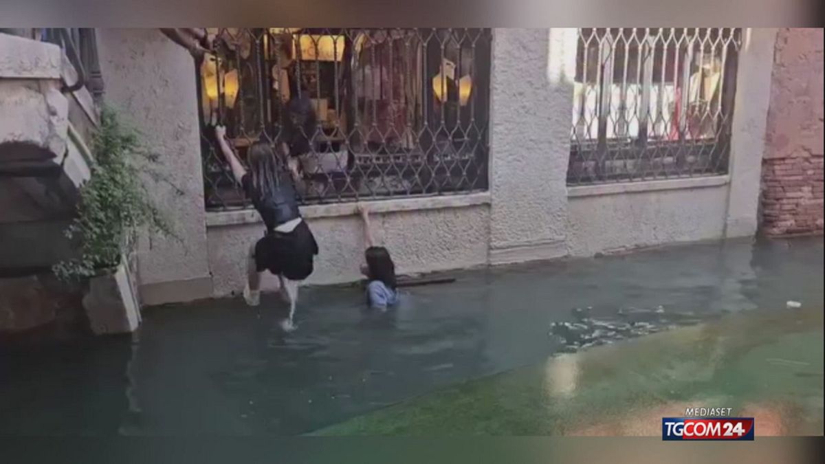 Gondola si ribalta a Venezia, turisti finiscono "a mollo" in un canale