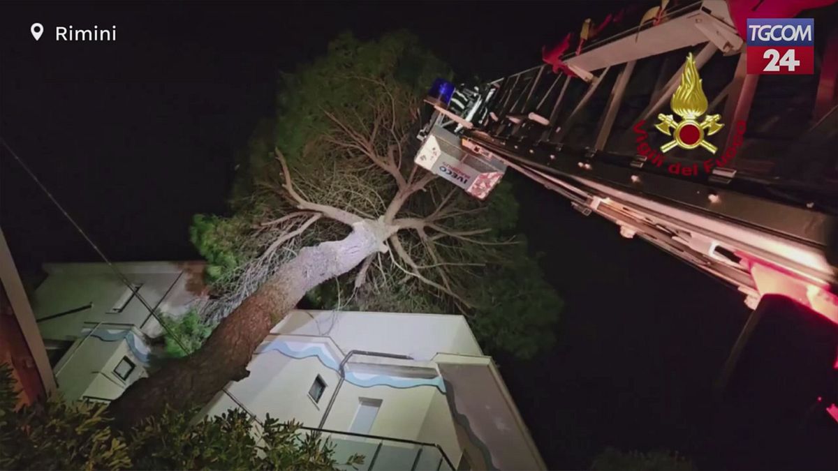Maltempo in Romagna, vigili del fuoco ancora al lavoro a Rimini