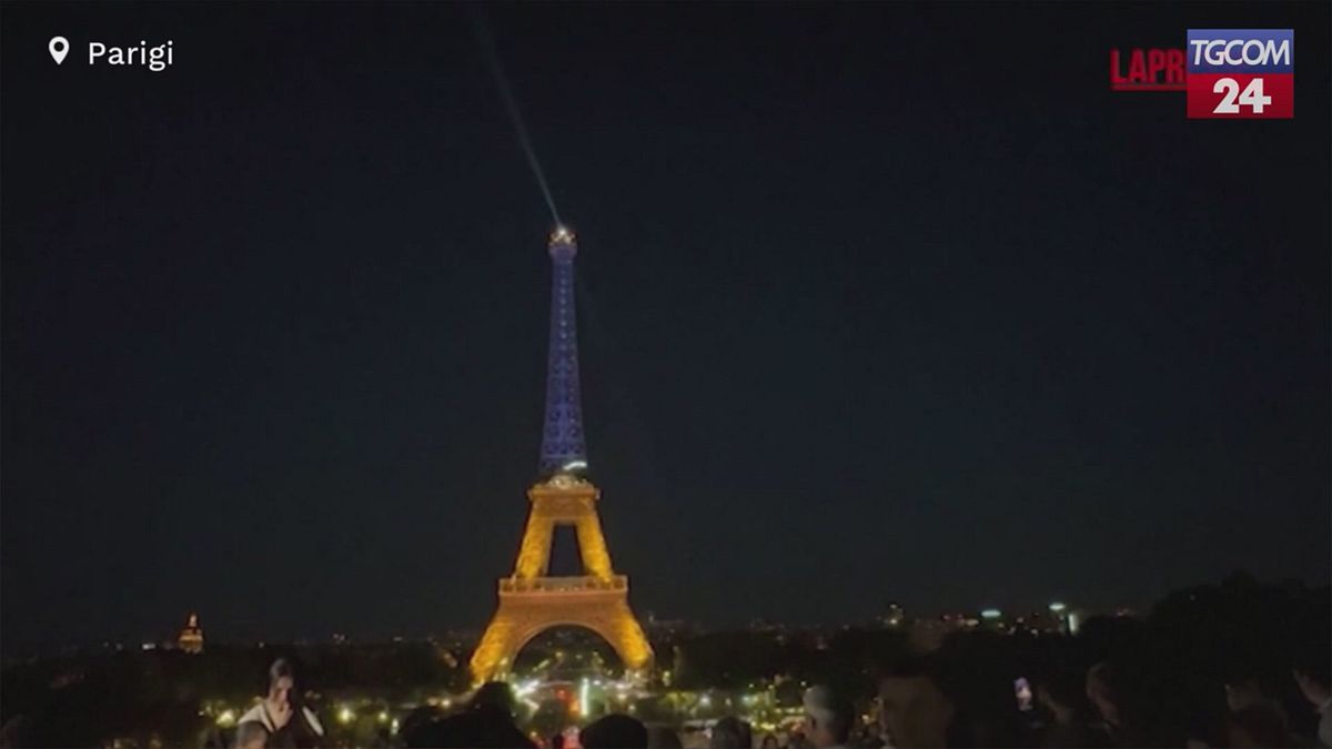 Parigi, la Tour Eiffel si illumina di giallo e azzurro perbrendere omaggio all