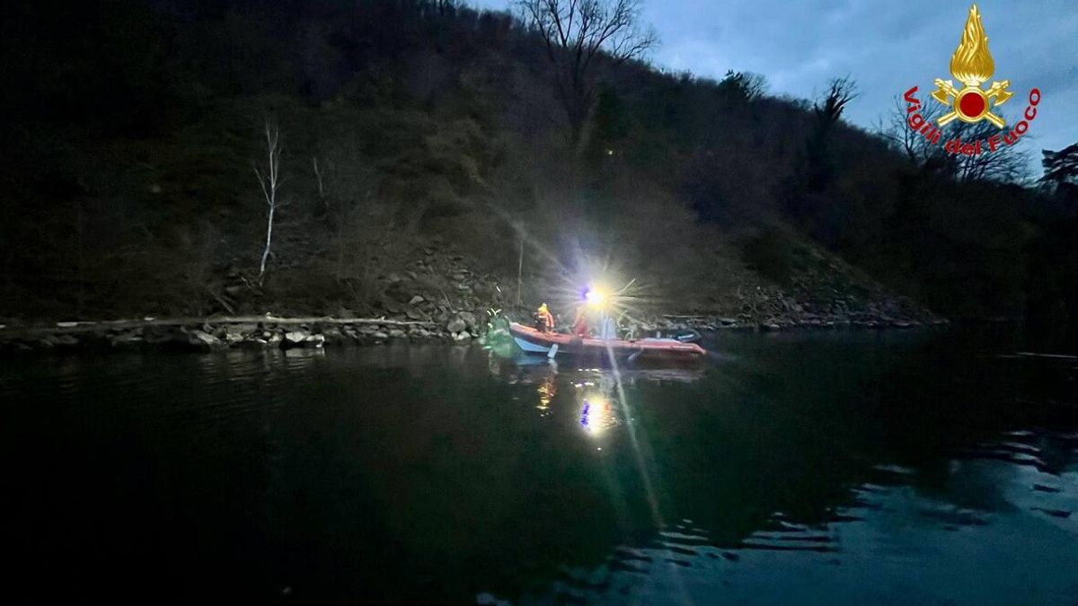 Lago di Como, salva i figli caduti in acqua e non riemerge: disperso