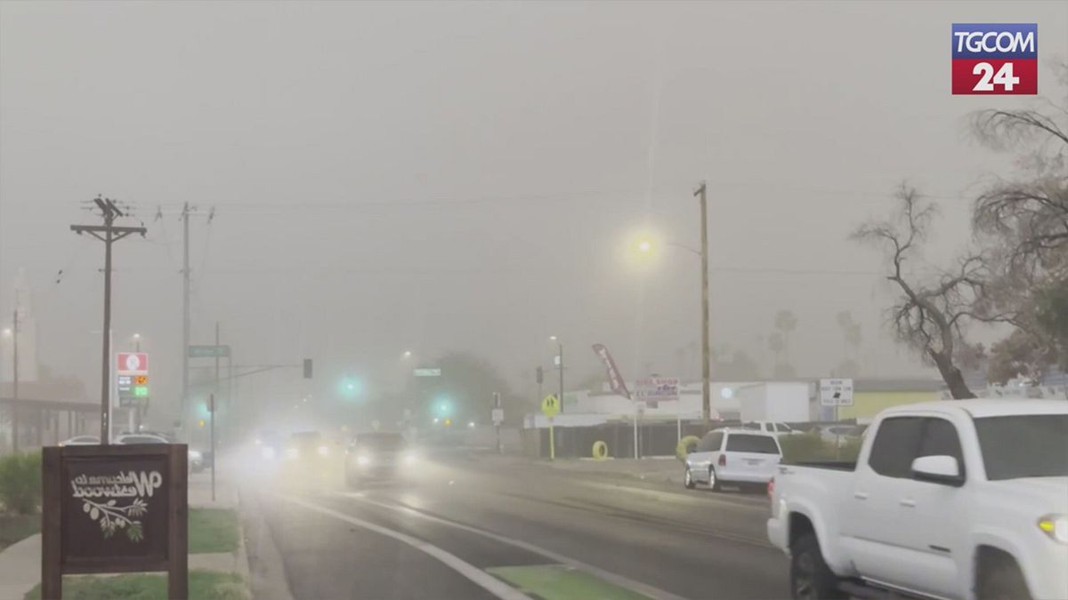 Arizona, violenta tempesta di polvere: per le strade visibilità vicina allo zero