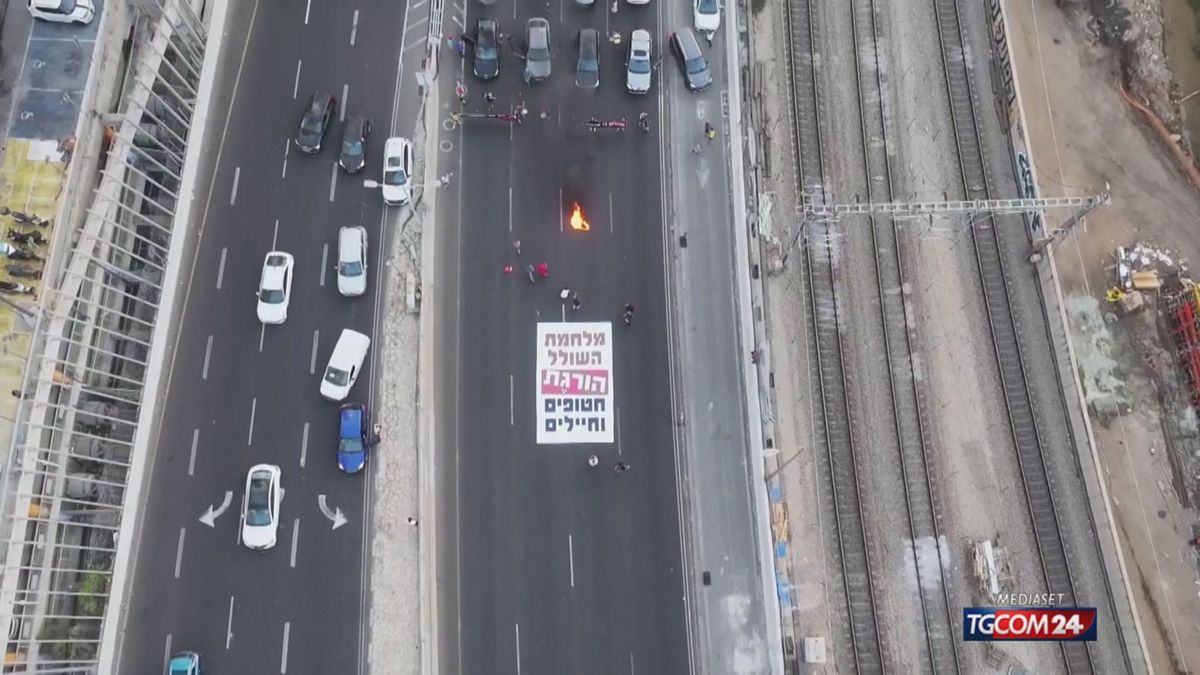 Israele, pneumatici incendiati per bloccare le strade: la protesta per la liberazione degli ostaggi