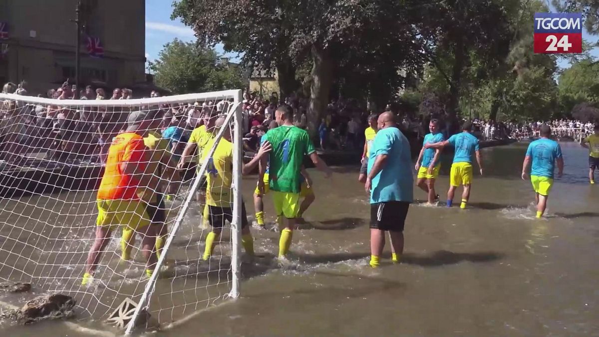 inghilterra la partita si tiene solo se il campo 232 allagato
