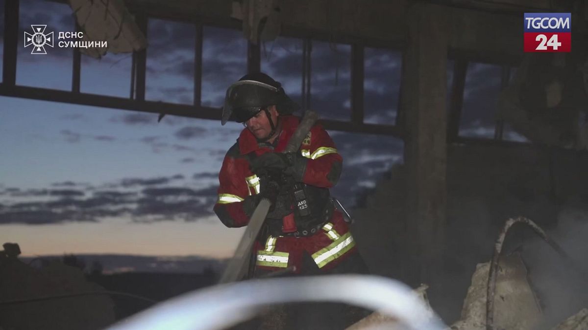 ucraina raid su sumy numerosi edifici in fiamme