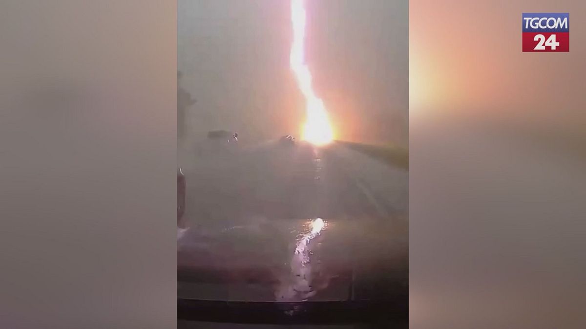 Florida, il fulmine colpisce a pochi metri dall