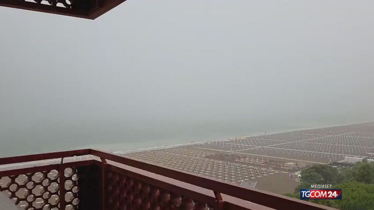 Lo spettacolare video di un fulmine che si abbatte sulla spiaggia di Lignano Sabbiadoro