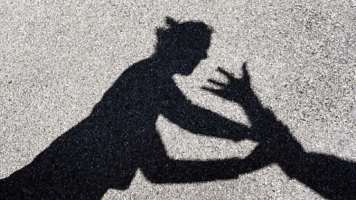 roma 60enne violentata nel parco l aggressore ripreso da una telecamera