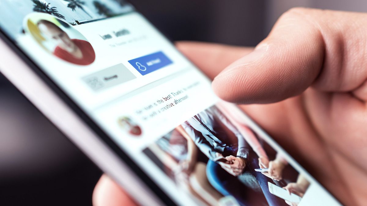 togliere l amicizia facebook agli ebrei la proposta shock di un professore il ministro bernini parole offensive