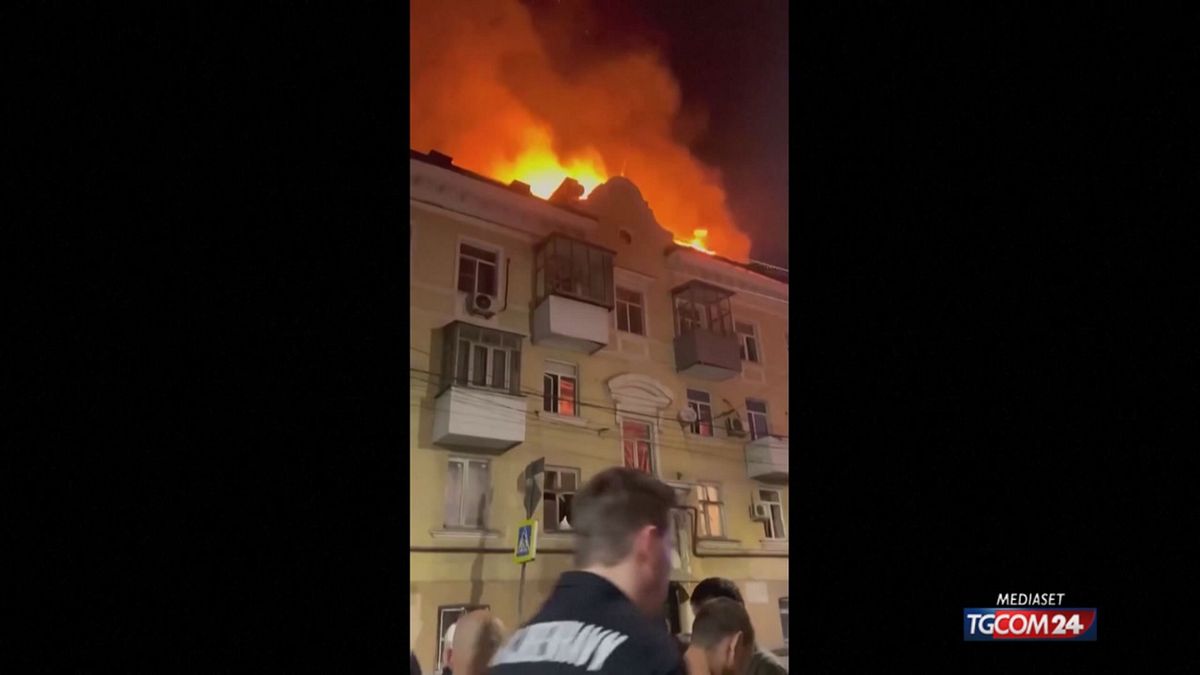 russia droni ucraini sulla regione di rostov sul don in fiamme un palazzo