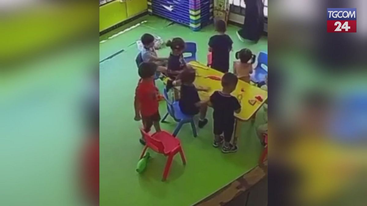 libano raid israeliano vicino a un asilo la fuga dei bambini
