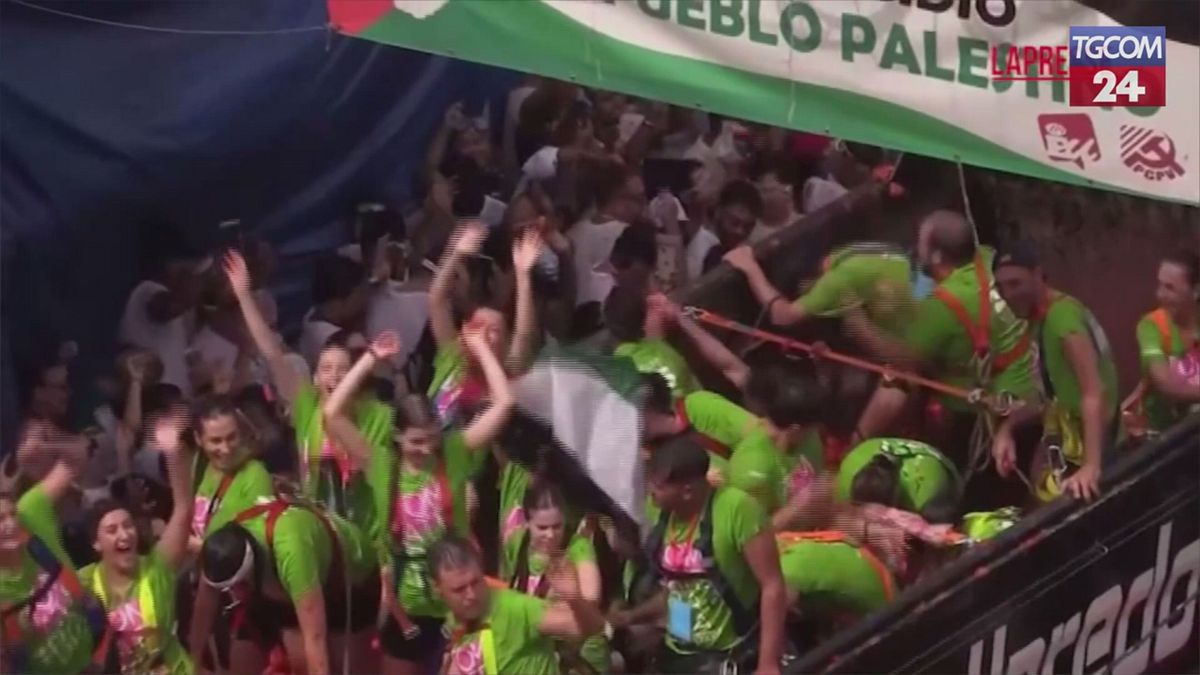 Spagna, migliaia di persone alla "Tomatina": la battaglia di pomodori di Buñol