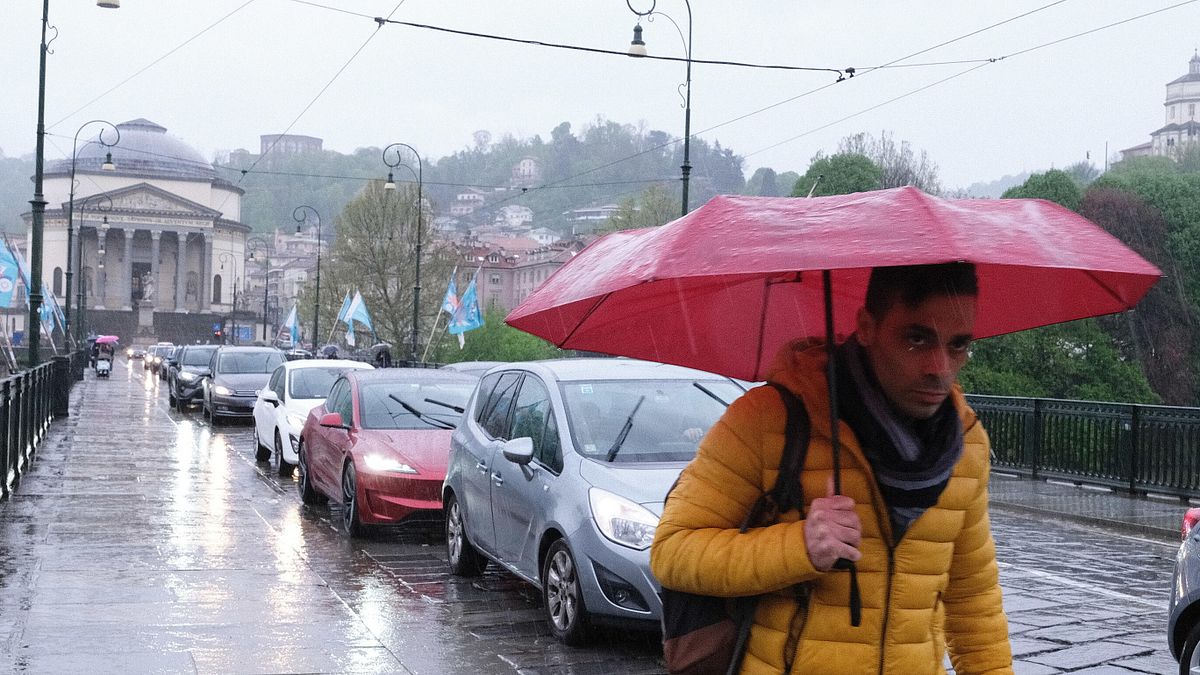 Maltempo: allerta rossa in Lombardia, arancione in Liguria e Piemonte | Previste violente precipitazioni e vento forte