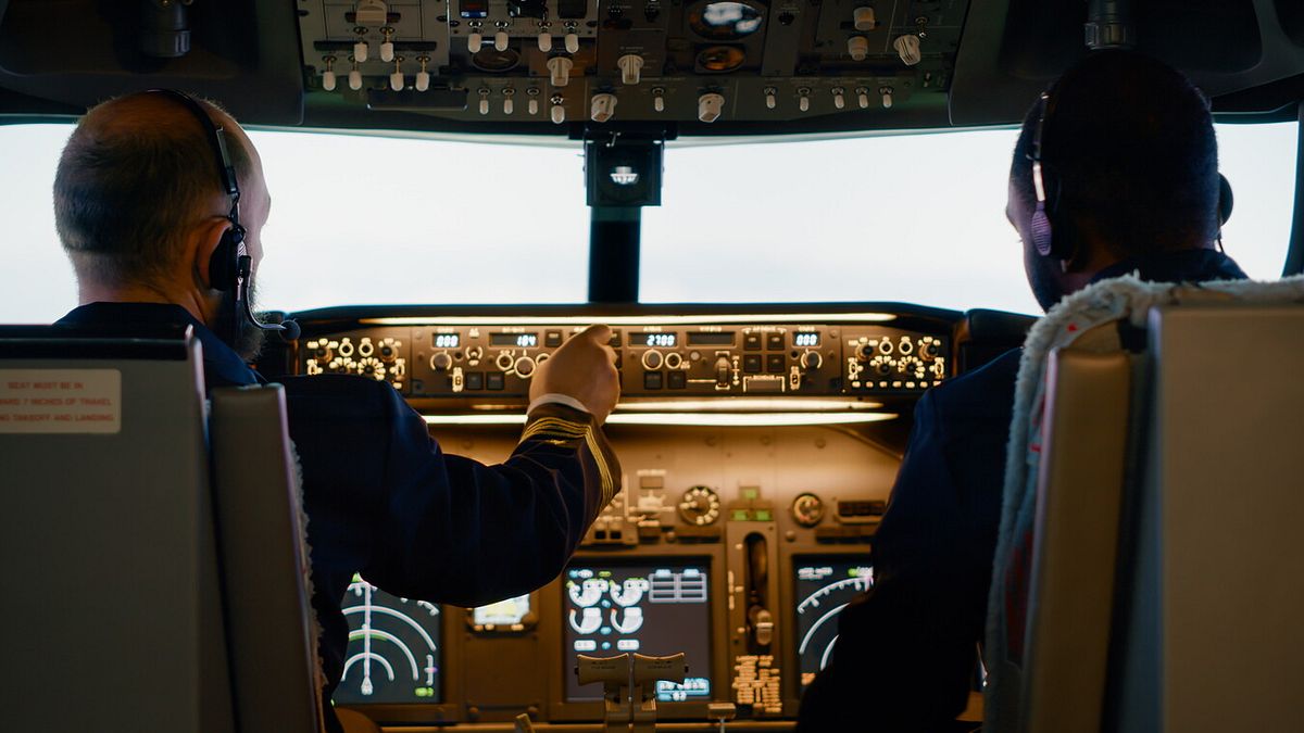 niente barba in cabina compagnia aerea australiana impone il divieto ai piloti per questioni di sicurezza