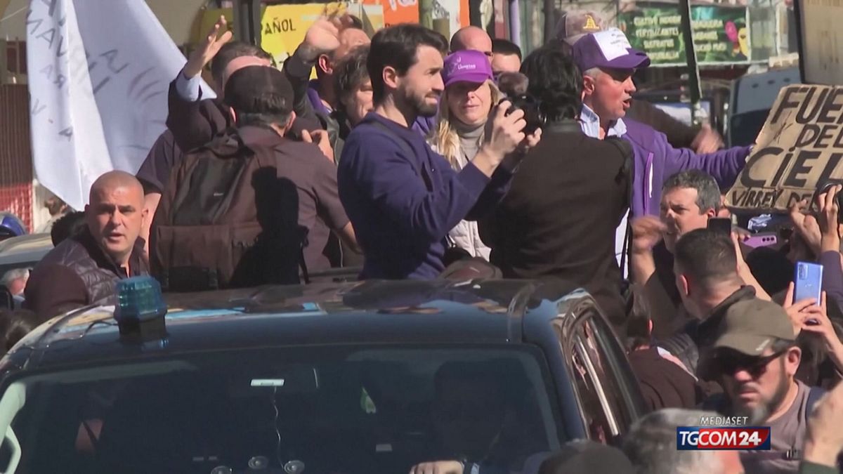 argentina sassi contro il corteo presidenziale di milei