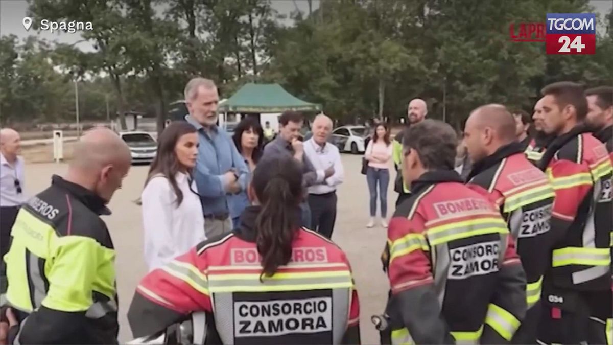 Spagna, il re Felipe e la regina Letizia visitano i luoghi colpiti dagli incendi
