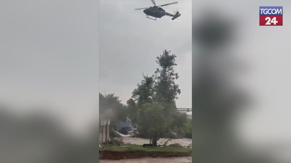 india elicottero salva 25 persone dal tetto la casa crolla subito dopo