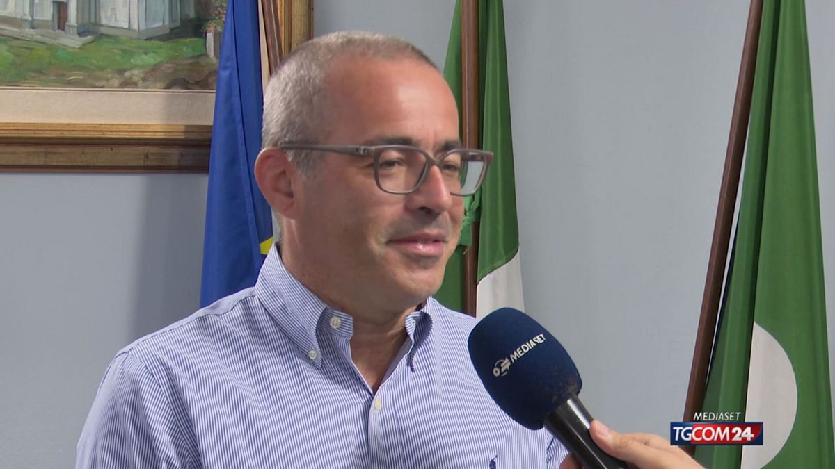 Nella Bergamasca il sindaco-carpentiere che ripara i tetti agli anziani