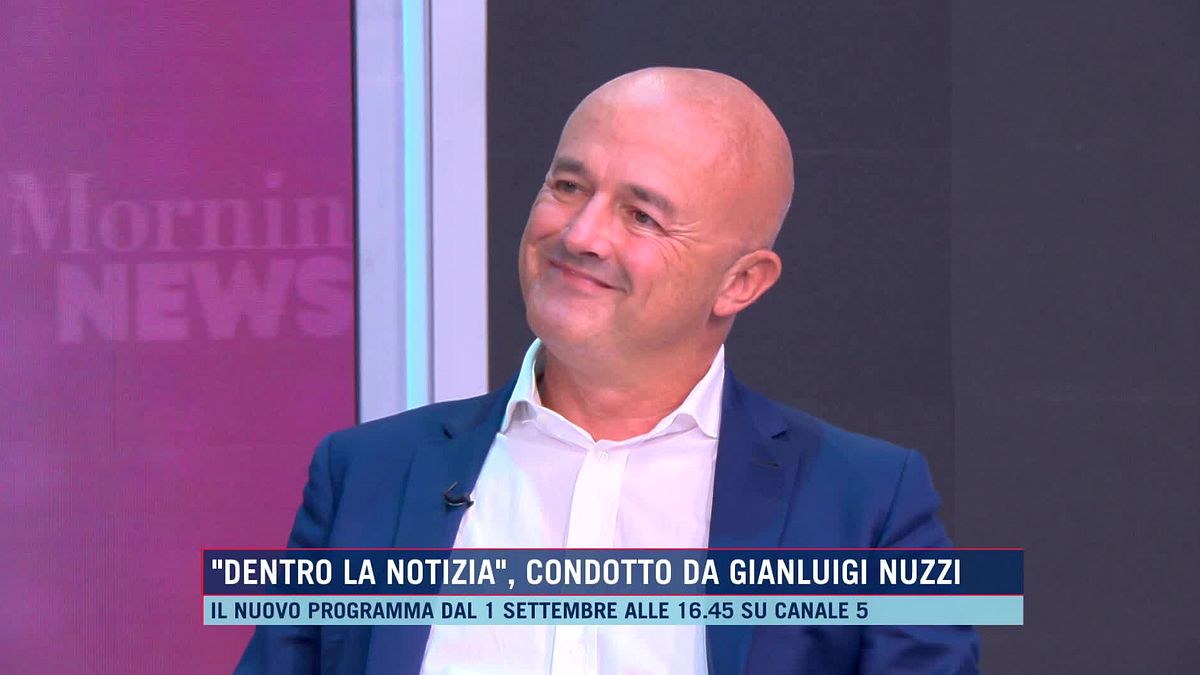 Gianluigi Nuzzi, haberler içinde yeni programı sunuyor
