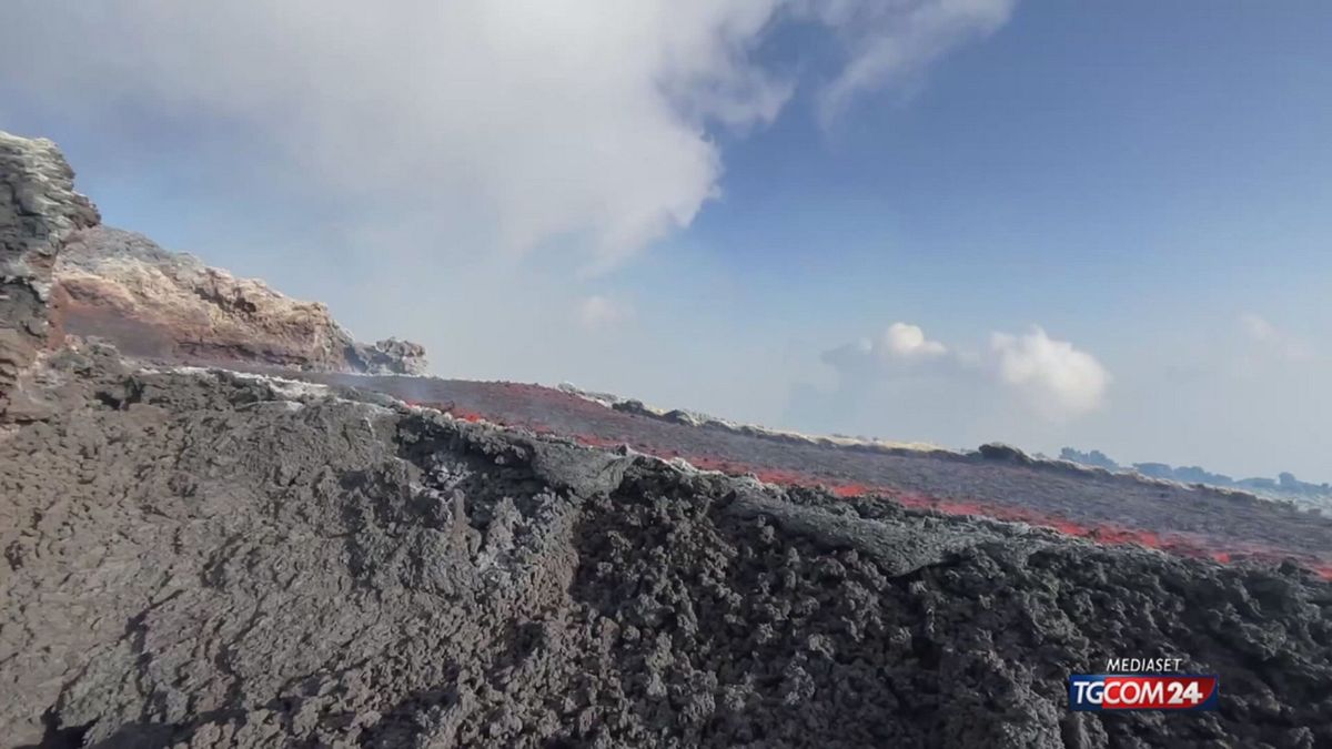 l etna continua a dar spettacolo