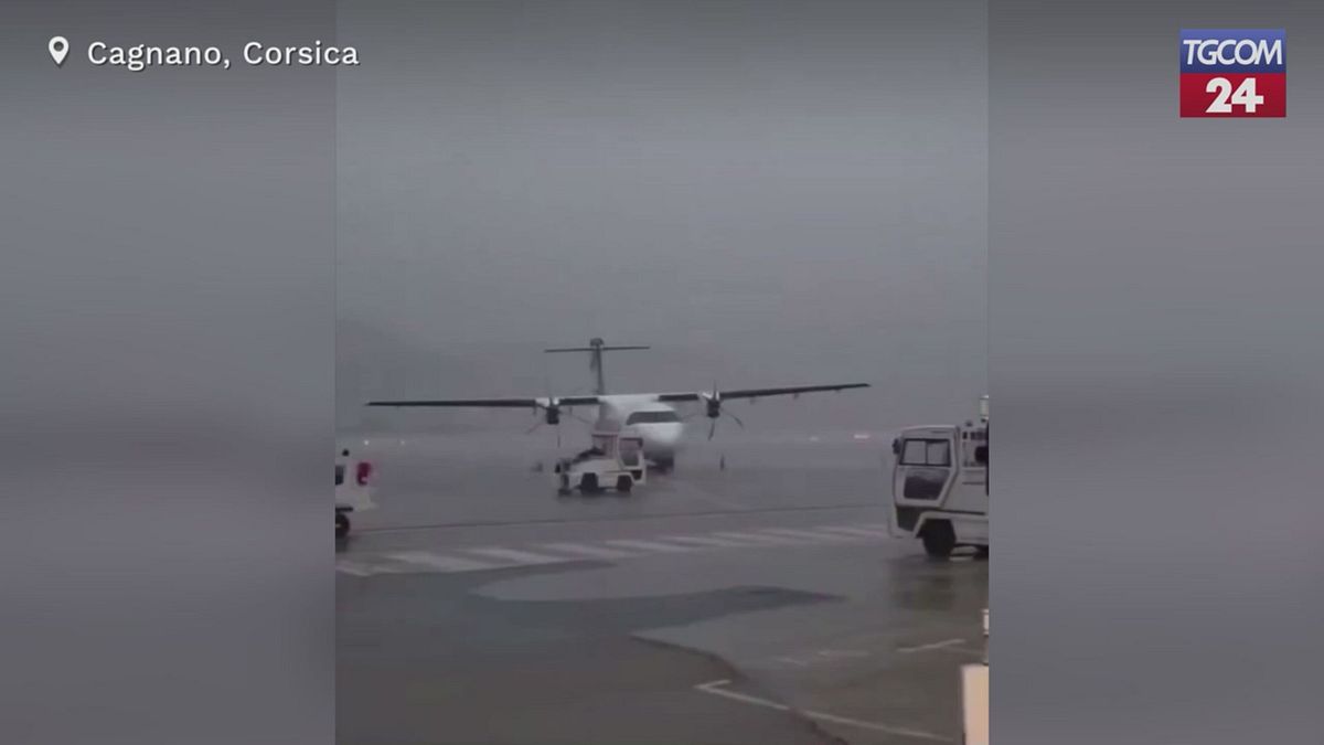 Corsica, vento a 160 km/h sposta un aereo fermo in pista
