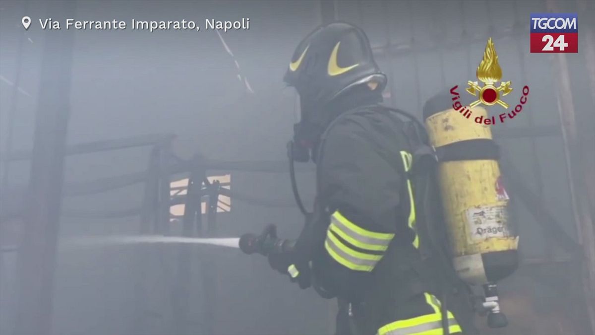 Napoli, incendio nella zona Est della città: crolla il tetto di un capannone