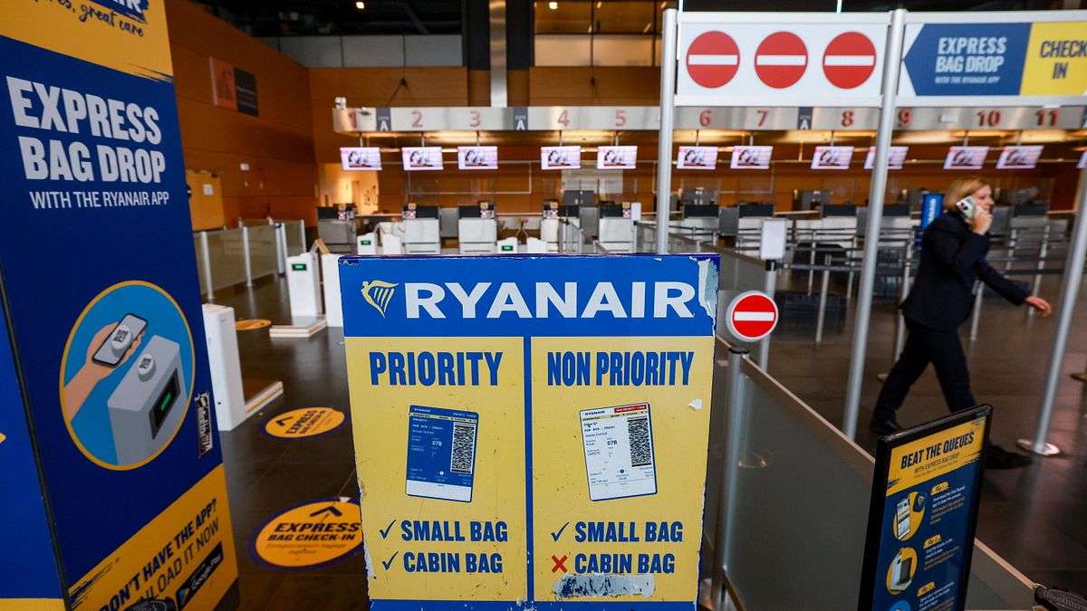 Bonus Ryanair ai dipendenti che scovano i bagagli fuori misura, alzata di scudi delle associazioni consumatori