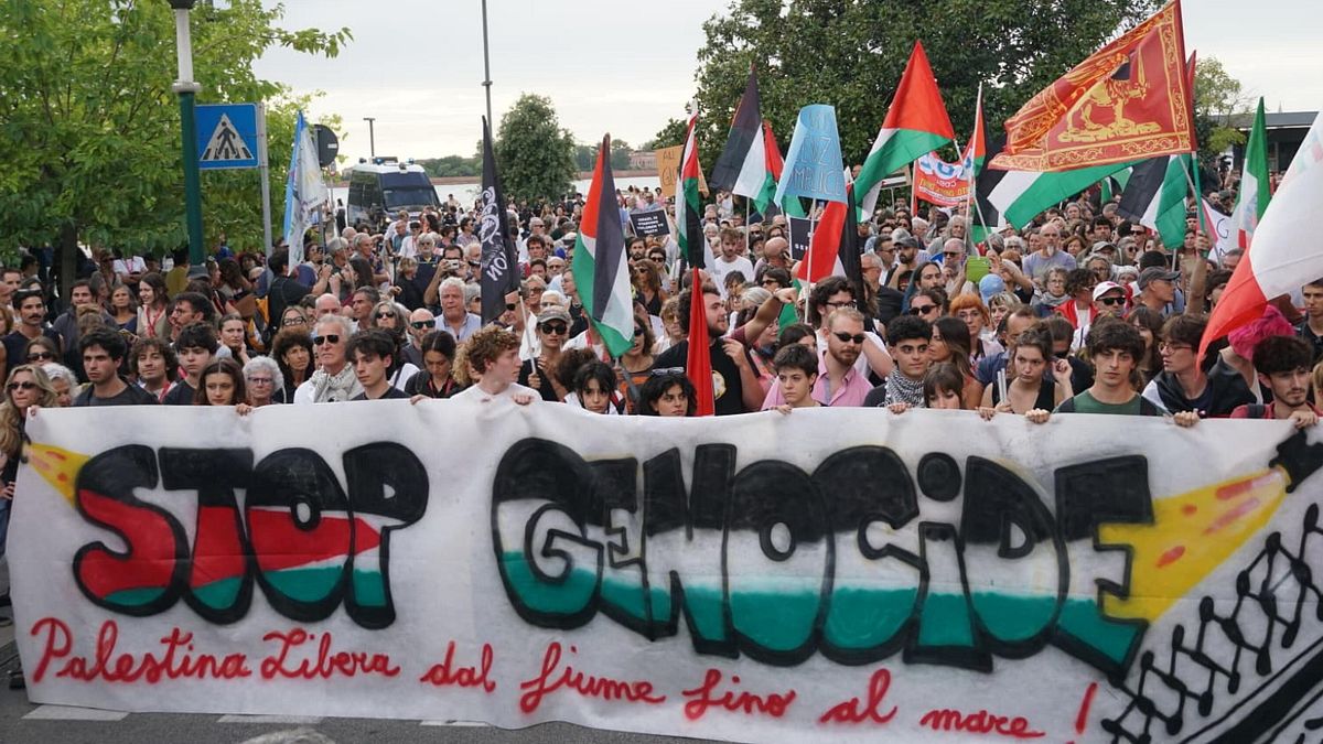 venezia al lido la manifestazione per la palestina partecipano anche attori e registi