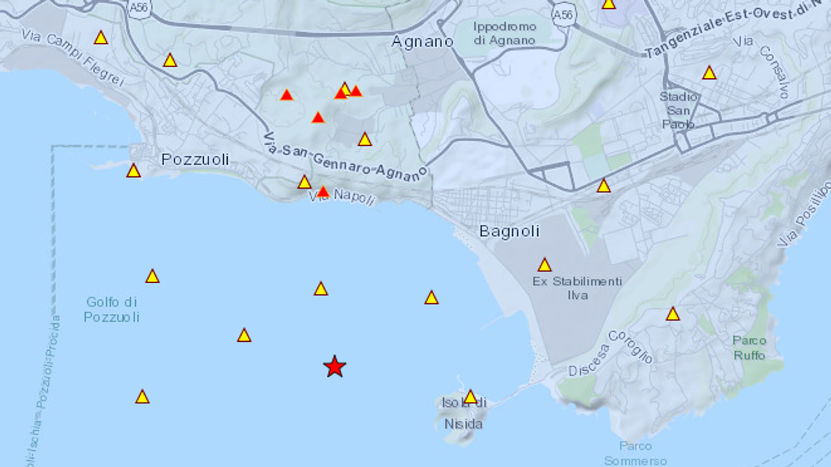 Campi Flegrei, due scosse di terremoto di magnitudo 3.3: avvertite anche a Napoli | Gente in strada a Pozzuoli