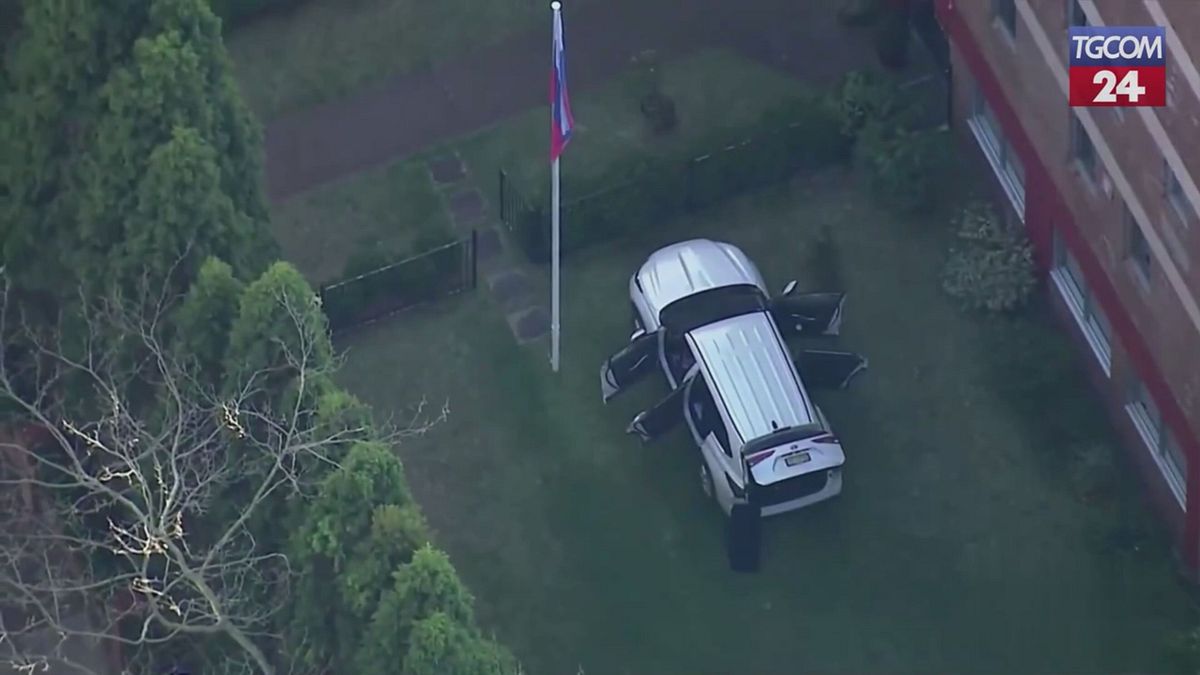 sydney un suv si schianta contro il consolato russo
