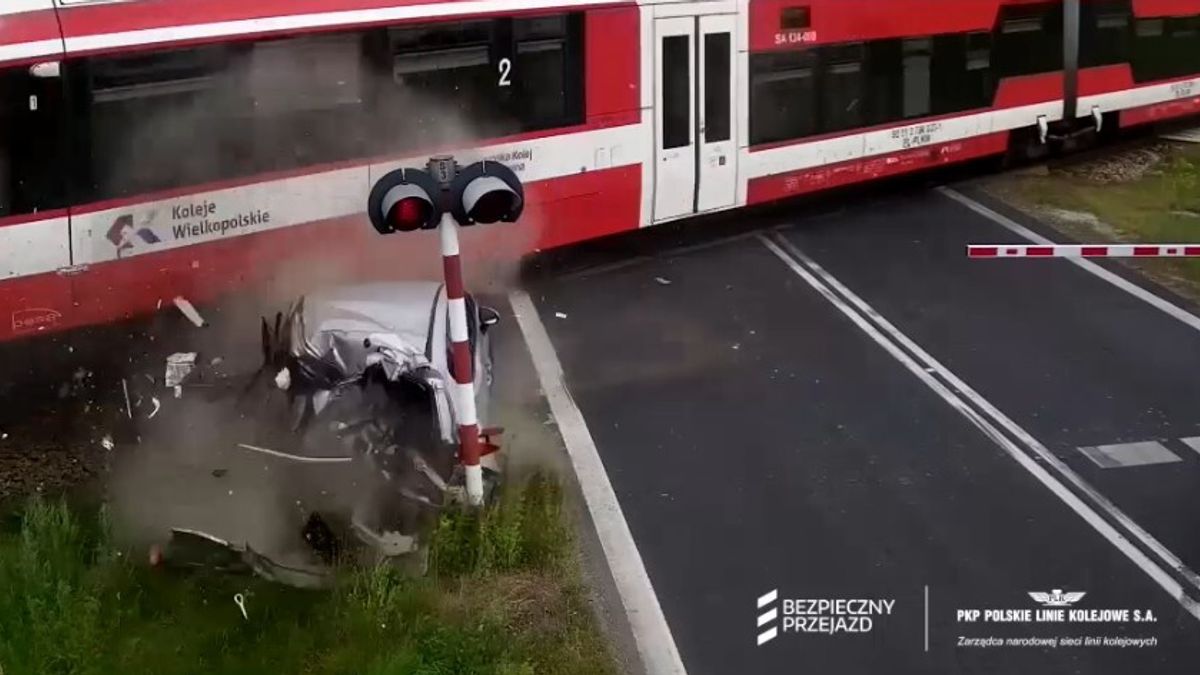 polonia auto sfonda il passaggio a livello e viene investita dal treno