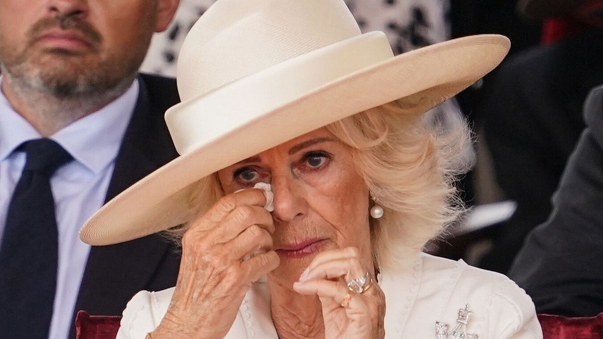 "La regina Camilla vittima di un tentativo di violenza sessuale da adolescente", la rivelazione shock in un libro
