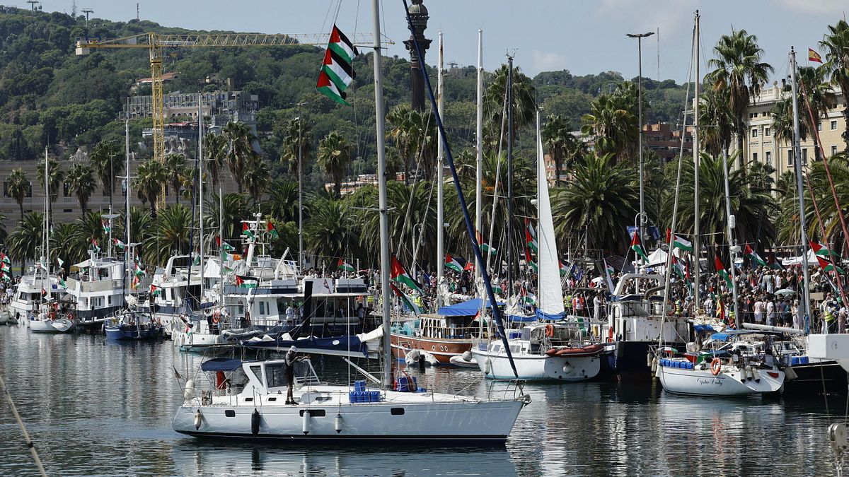Barcellona, le barche della Global Sumud Flotilla tornano in porto per il maltempo