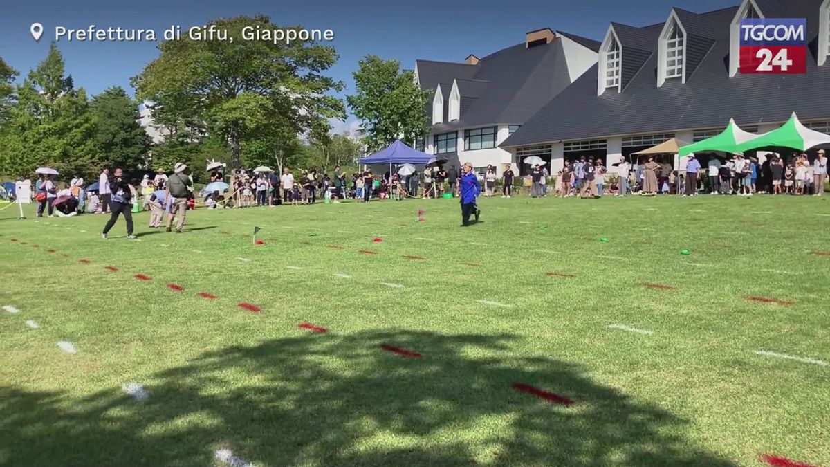 giappone accorrono in massa al campionato di lancio della pantofola