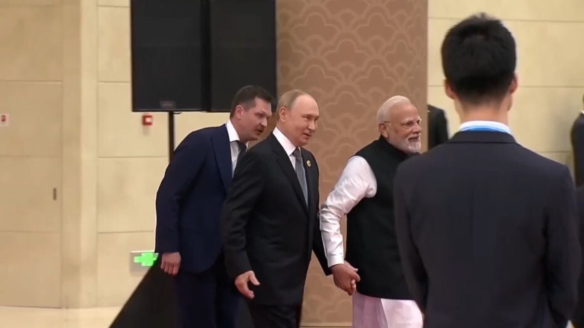Al summit in Cina Putin e Modi arrivano mano nella mano
