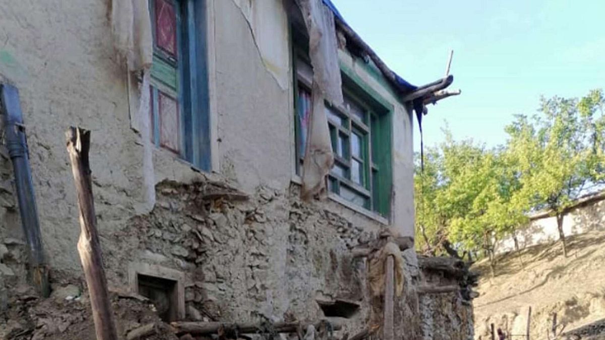 terremoto in afghanistan si continua scavare tra le macerie
