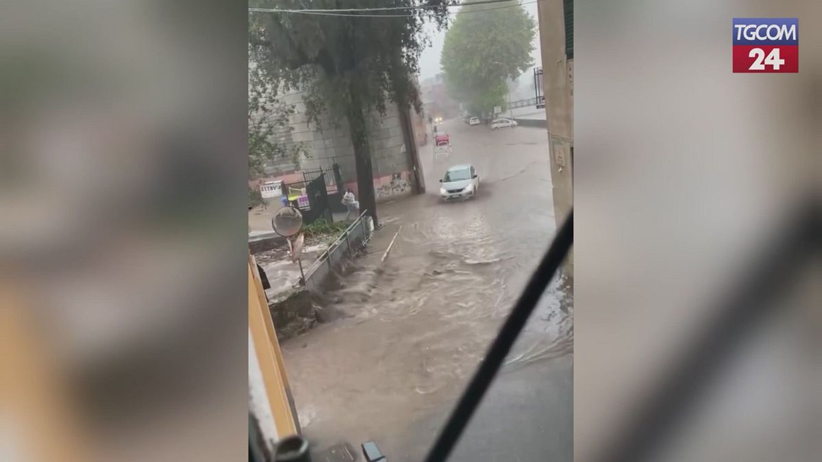maltempo in liguria torrenti in piena e strade allagate
