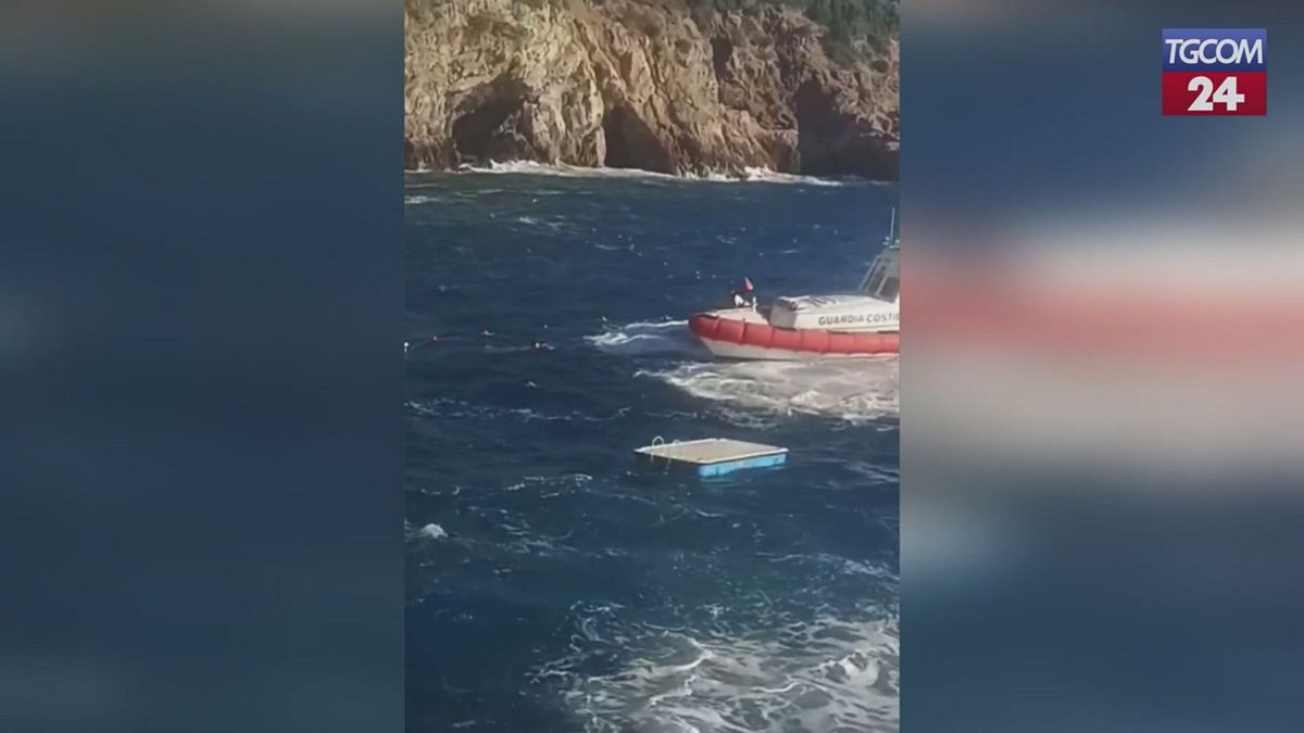 argentario cade dagli scogli soccorso dalla guardia costiera