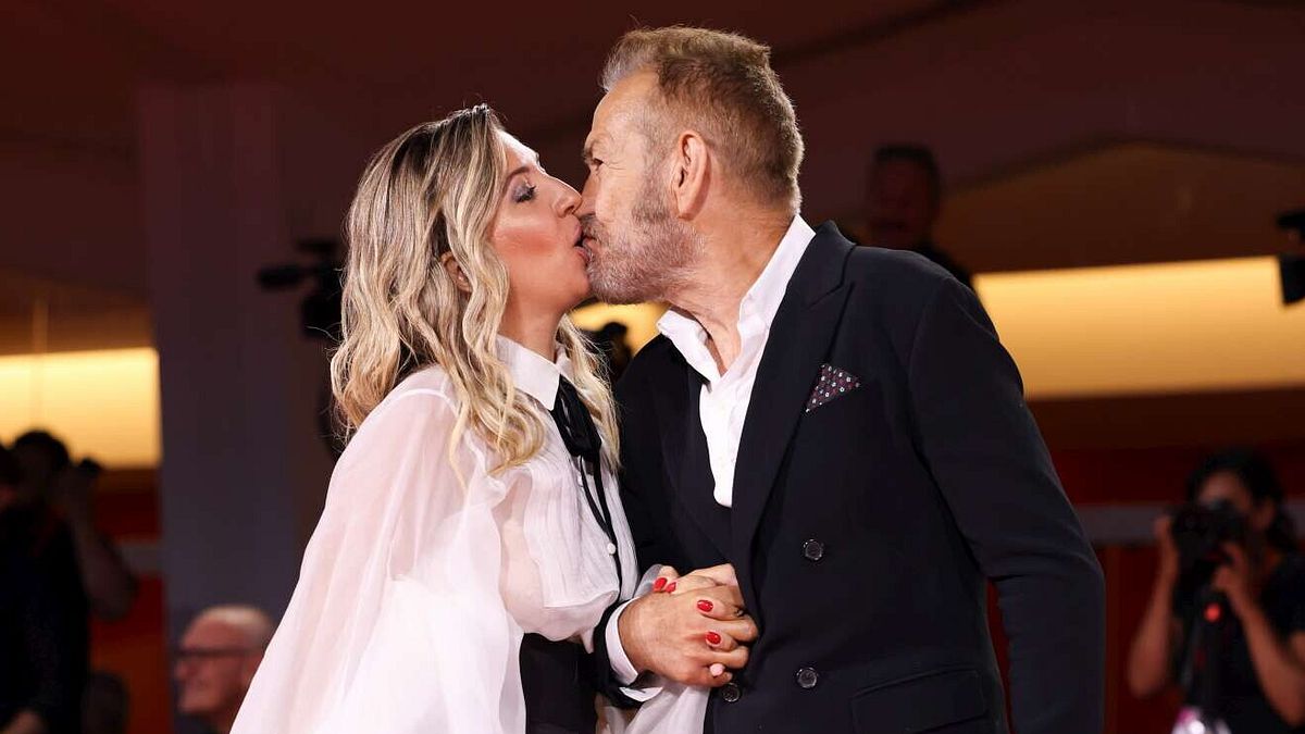 Marco Giallini, Giorgia Battisti ile öpücük üzerinde kırmızı halı