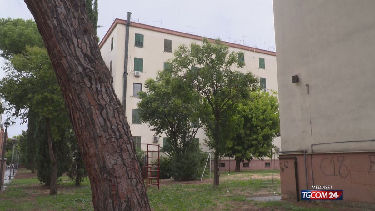 Roma, trovate dieci bottiglie Molotov al Quarticciolo: la paura dei residenti