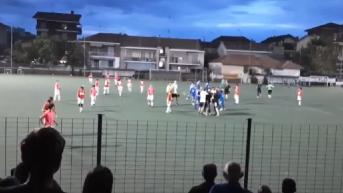 torino genitore entra in campo e picchia il baby portiere il 13enne aggredito non mi aspettavo che un padre potesse farlo
